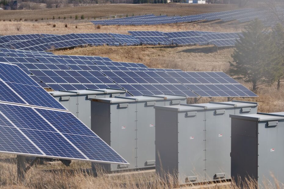 Saulės elektrinė su energijos kaupimo sistema ir išmaniu energijos valdymu